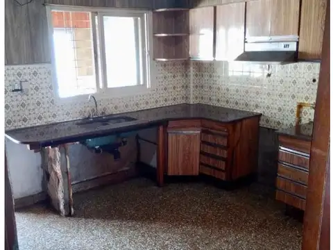 VENTA CASA DE 3 AMIENTES CON COCHERA EN LOTE PROPIO - SAN JUSTO