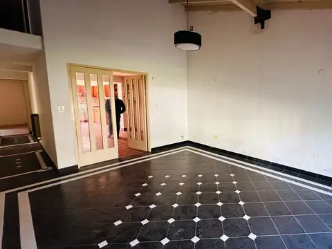 Casa 7 ambientes con 2 baños