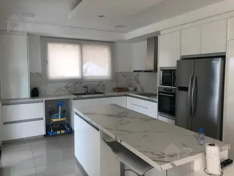 Casa en Venta con 2 cocheras