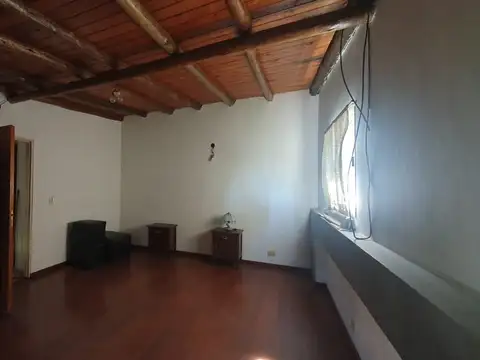 Casa 6 ambientes con 2 baños