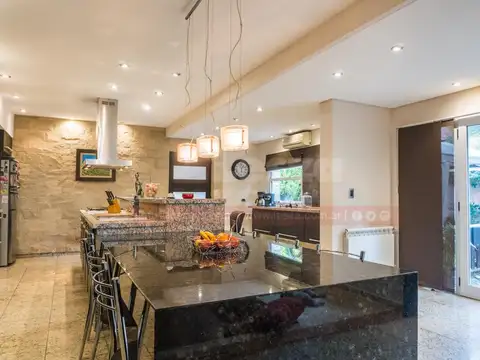 Casa 5 ambientes con 4 baños