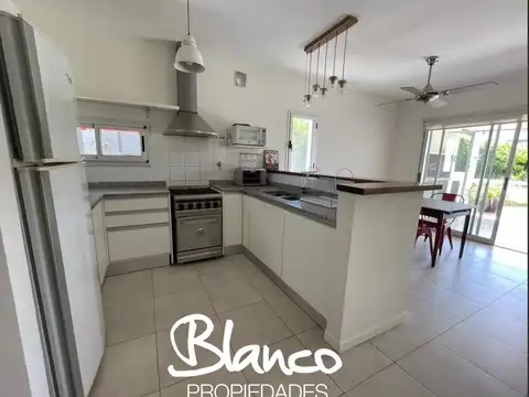 Casa 4 ambientes con 3 baños
