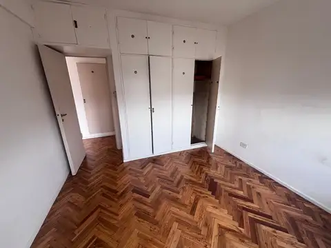 DEPTO DE 2AMB. 3º P/ POR ESCALERA, AL FRENTE, de 50Mts2 SUPER LUMINOSO Y EN MUY  BUEN ESTADO