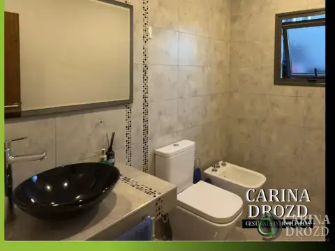 Casa 9 ambientes con 4 baños