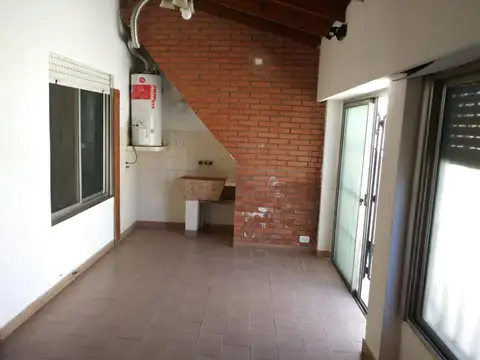 EN VENTA EN EL PALOMAR, PH TIPO CASA AL FRENTE CON TECHO TEJAS FRANCESAS NEGRAS - FICHA 3751