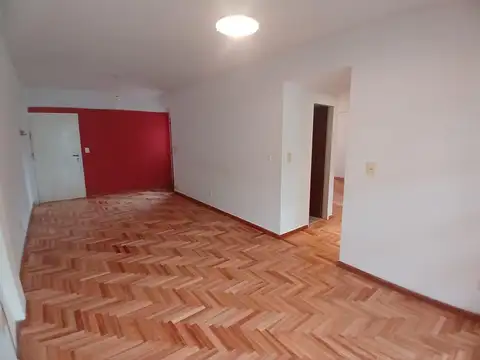 Departamento 3 ambientes con cochera fija cubierta. Balcón y patio. Baño y toilette.