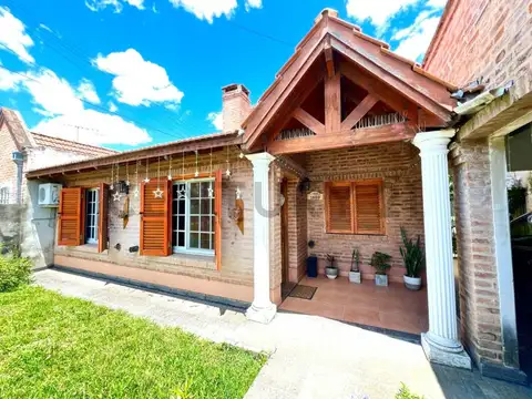 Venta Casa 4 ambientes con Cochera