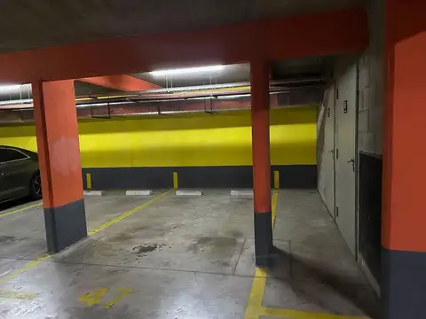 Venta cochera fija cubierta - seguridad 24 hrs.