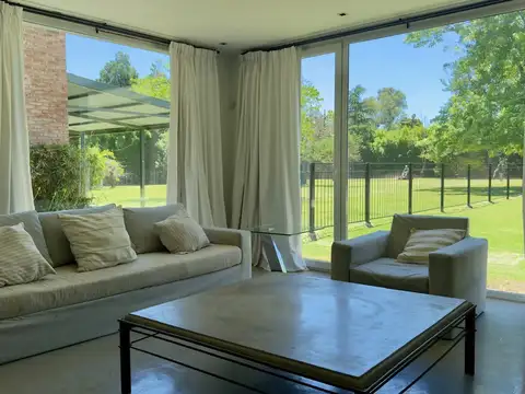 Casa en Alquiler con 2 cocheras