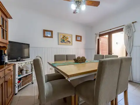 Casa 7 ambientes con 2 baños