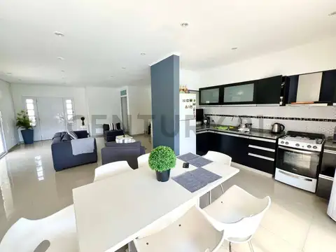 VENTA CASA LA CESARINA 4 AMBIENTES PILETA APTO CREDITO