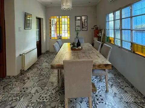 Casa 4 ambientes con cochera en VENTA - Temperley Este