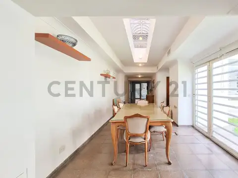 Casa en venta con 4 dormis, patio y cochera en La Plata APTO BANCO