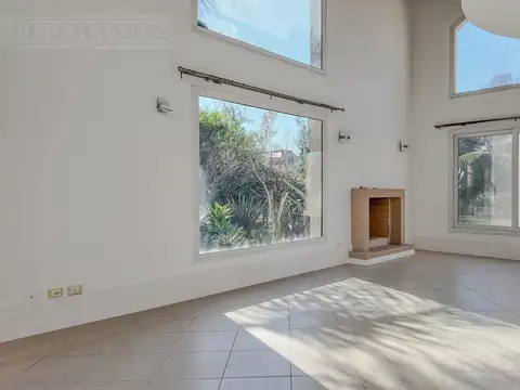 Casa en Alquiler con 2 cocheras