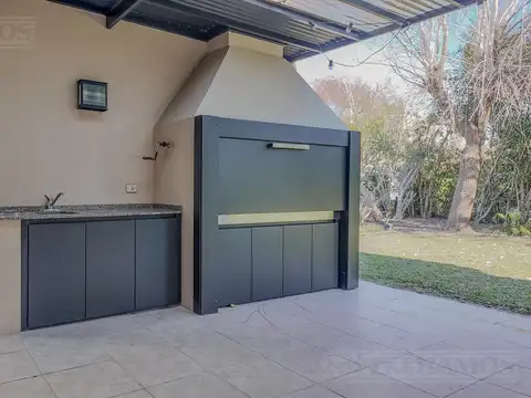 Casa 8 ambientes con 5 baños