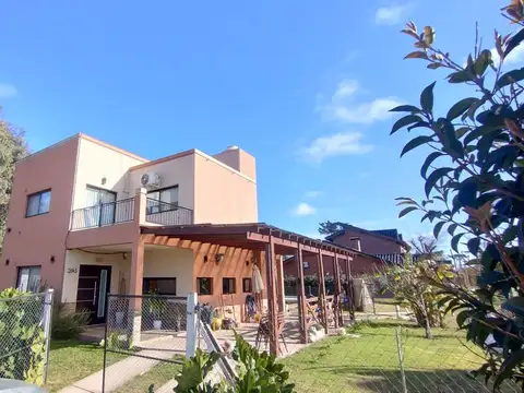 VENTA CASA 4 AMBIENTES PILETA PARQUE FRANCISCO ALVAREZ APTO CREDITO