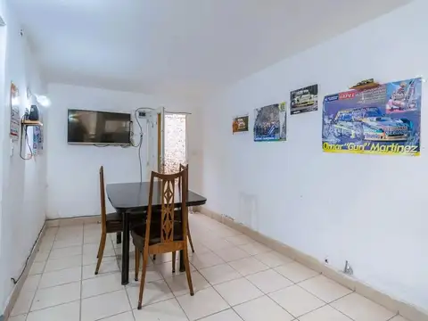Venta Casa 3 Dormitorios - La Paz al 3600 - No es PH - Pasillo Unico