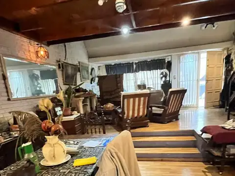 Casa 6 ambientes con 2 baños