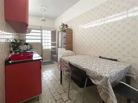 Casa de 3 dormitorios y cochera en Av. Del Rosario