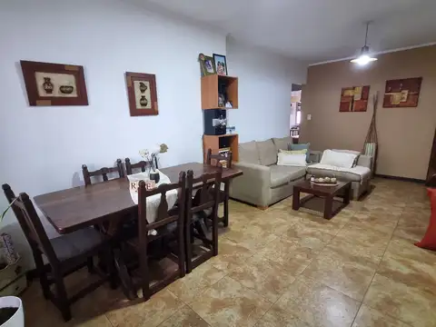 Casa 4 ambientes con 2 baños