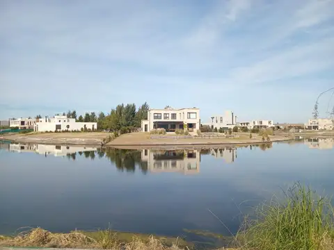 Venta Casa 4 ambientes a la laguna con dependencia jardin y parrilla