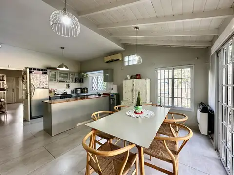 Casa 4 ambientes con 2 baños