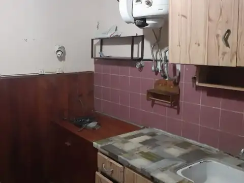 Linda casa americana con local + depto de un ambiente.