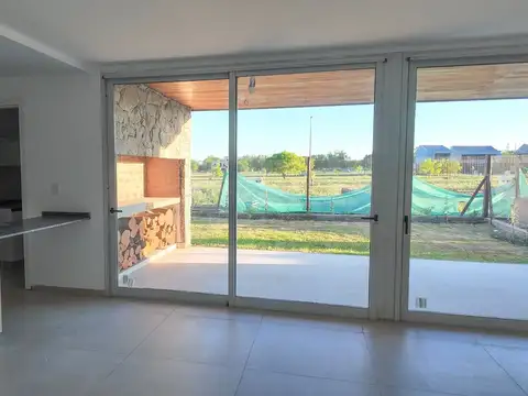 Casa 6 ambientes con 2 baños