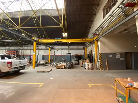 Excelente Galpon en Zona Industrial.- Salida a 2 calles