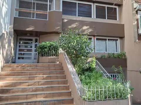 ALQUILER DE DEPARTAMENTO DE 3 AMBIENTES CON BALCON Y COCHERA EN RAMOS MEJIA SUR