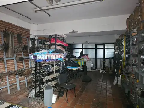 Excelente Galpón en calle 131 e/ 45 y 46. Oportunidad inmejorable.