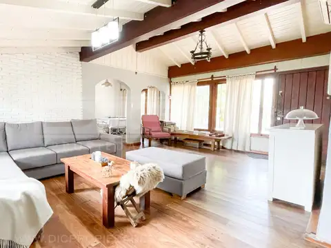 Casa 4 ambientes con 2 baños