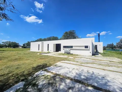 CASA 4 AMBIENTES EN EVERLINKS LUJAN CON PISCINA