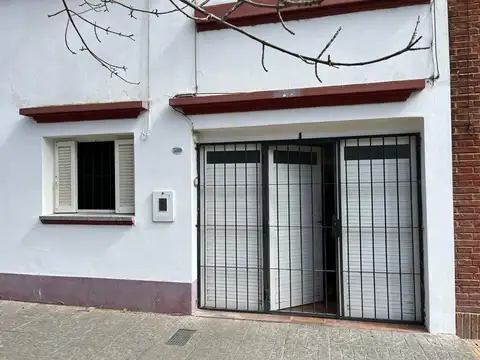 SE VENDE CASA 2 DOR COCHE Y PATIO EN LAVALLE 5100