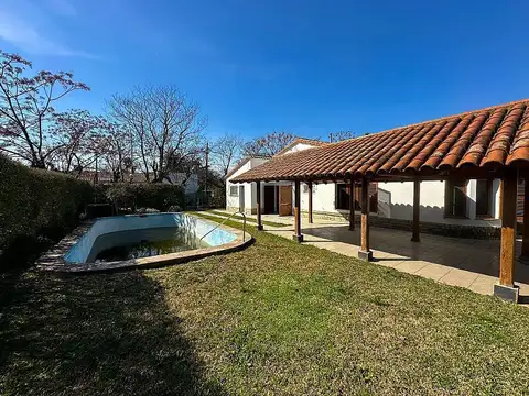 Casa de 5 ambientes con quincho y piscina en Ezeiza, Barrio Uno.