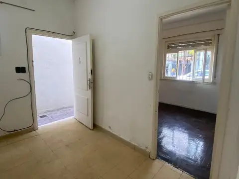 GRAN PH EN LANTA BAJA SIN EXPENSAS- AL FRENTE -3 AMB CON LIVING PEQUEÑO- 49M2- MUY LUMINOSO -C/ PATIO/LAVADERO