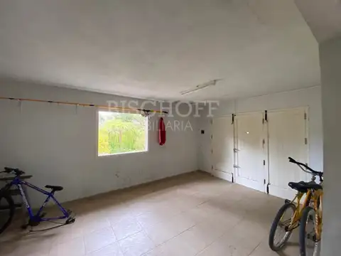 CASA 4 AMB. CON AMPLIO TERRENO, GARAGE PARA 3 VEHICULOS.