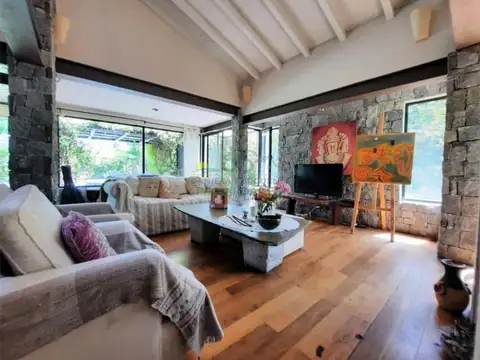 Casa en Alquiler con 4 cocheras