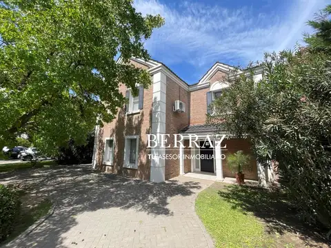 Casa Venta 4 Dormitorios La Delfina Lote de 728 m2 Pilar