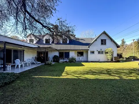 Casa 8 ambientes con 6 baños