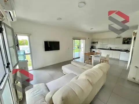 Casa en Alquiler con 2 cocheras