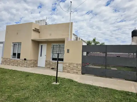 Casa de 2 dormitorios, 1 baño, con patio y espacio para vehículo! Berutti y Montecaseros