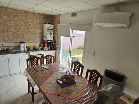 Casa de 2 dormitorios, 1 baño, con patio y espacio para vehículo! Berutti y Montecaseros