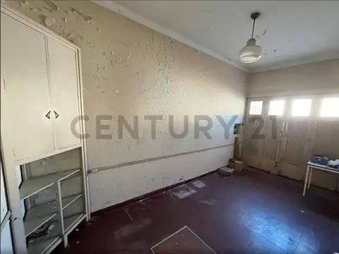 VENTA DE CASA 3 AMBIENTES, GARAJE, PATIO, EN MORÓN