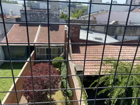 EXCELENTE PROPIEDAD DE 4 AMBIENTES, 71,80M2, AL CONTRA FRENTE, CON BALCON CORRIDO. IMPECABLE!
