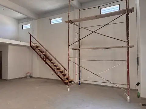 Alquiler local comercial con entrepiso en Escobar