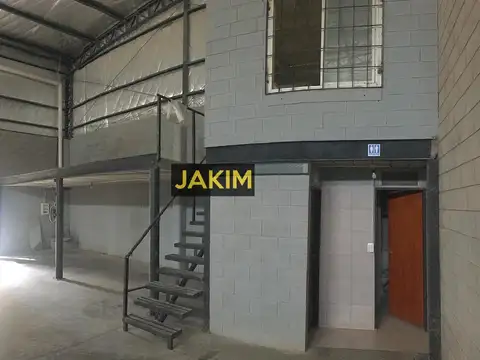 Galpón sobre Av. P Galdós en esquina, de gran altura, con ingreso sobre ambas calles y fuerza motriz