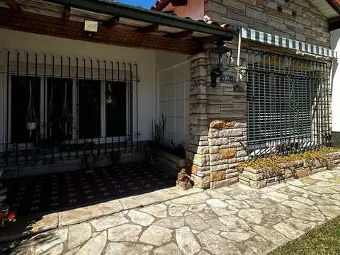 Casa 8 ambientes con 4 baños