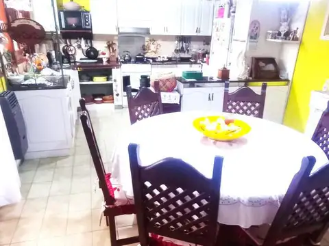 Casa 7 ambientes con 2 baños