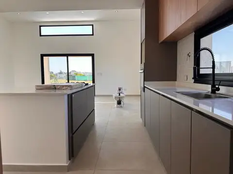 Casa en Venta en Pilar del Este - Santa Elena, USD 230.000